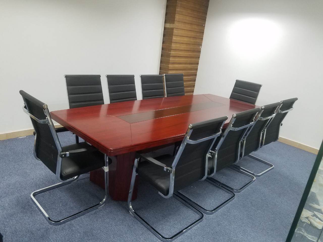 ban-hop-2m-nau-canh-gian